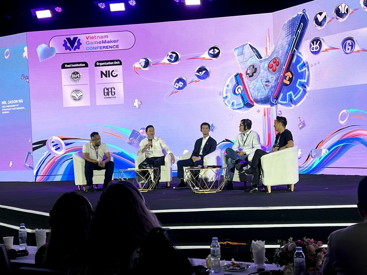 Ông Lê Quang Tự Do (thứ 2 từ trái qua), Cục trưởng Cục Phát thanh, truyền hình và Thông tin điện tử (Bộ Thông tin và Truyền thông) trao đổi tại phiên thảo luận.