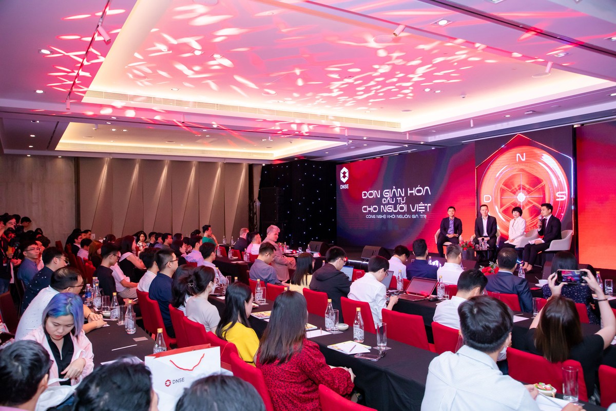 Ban lãnh đạo DNSE thảo luận cùng nhà đầu tư.