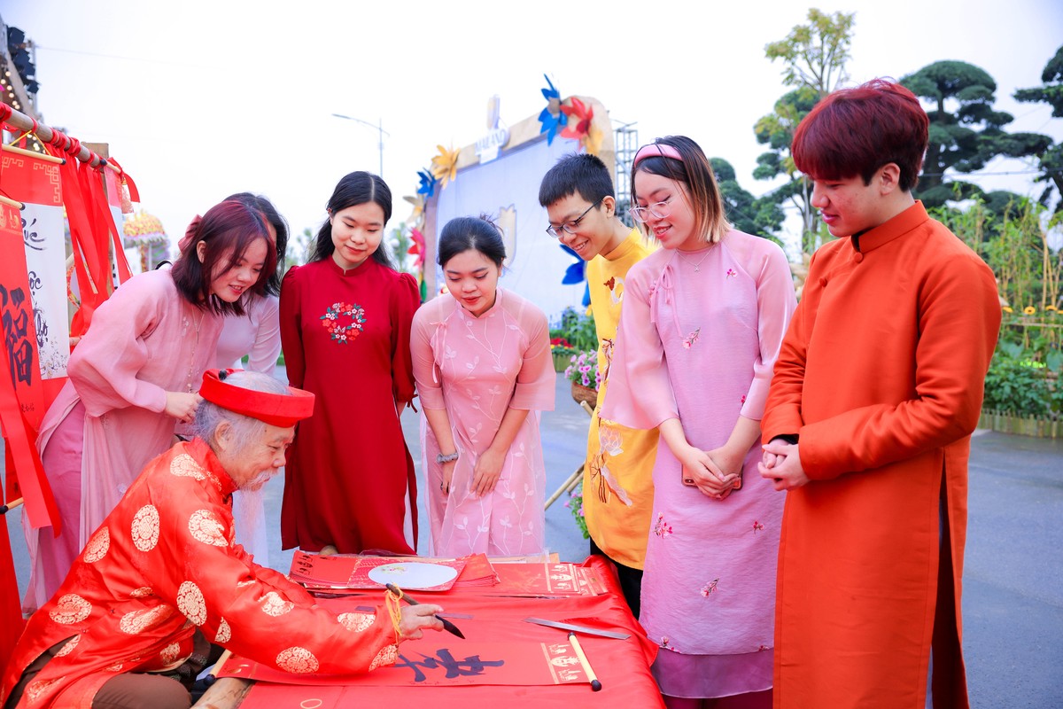 Khách tham quan xin chữ đầu năm tại phố đi bộ Pont De Long Bien. Ảnh: Quang Anh. Khách tham quan xin chữ đầu năm tại phố đi bộ Pont De Long Bien. Ảnh: Quang Anh.