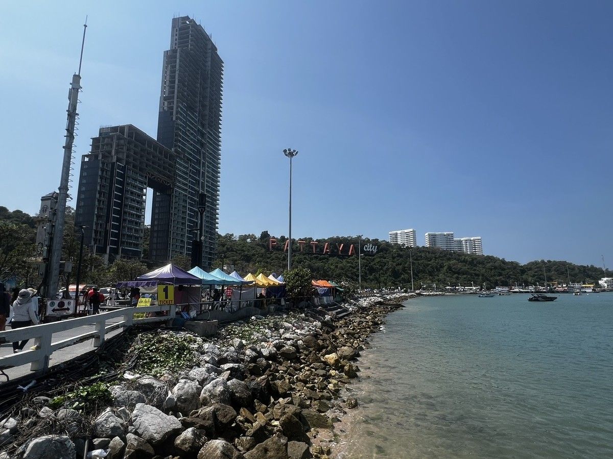 Để đến được đảo Koh Larn chỉ có một cách duy nhất là đi qua đường biển từ cảng Pattaya.