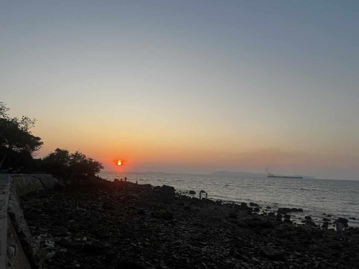 Mặt trời hoàng hôn ở đây siêu to, khổng lồ.