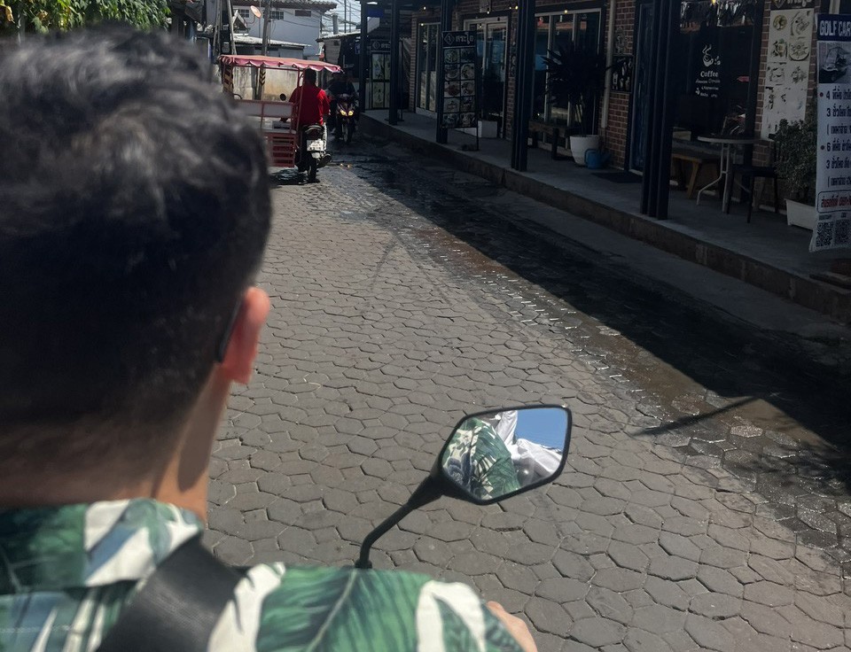 Một tip khi đi du lịch đảo là hãy thuê xe máy để có thể dễ dàng luồn lách, ngắm nhìn cảnh vật xung quanh.