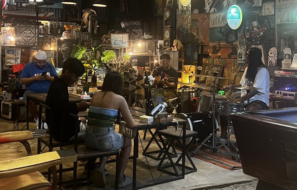 Quán bar Klom Klom Kohlarn là nơi có phong cách khác biệt nhưng thú vị, đặc biệt phục vụ &quot;nhạc sống&quot; về đêm cho du khách.