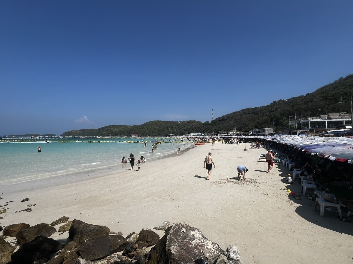 Đến Koh Larn, du khách được thoải mái nằm dài trên biển, ngắm nhìn mây trời, lắng nghe tiếng sóng vỗ cả ngày mà không sợ bất cứ ai làm phiền.