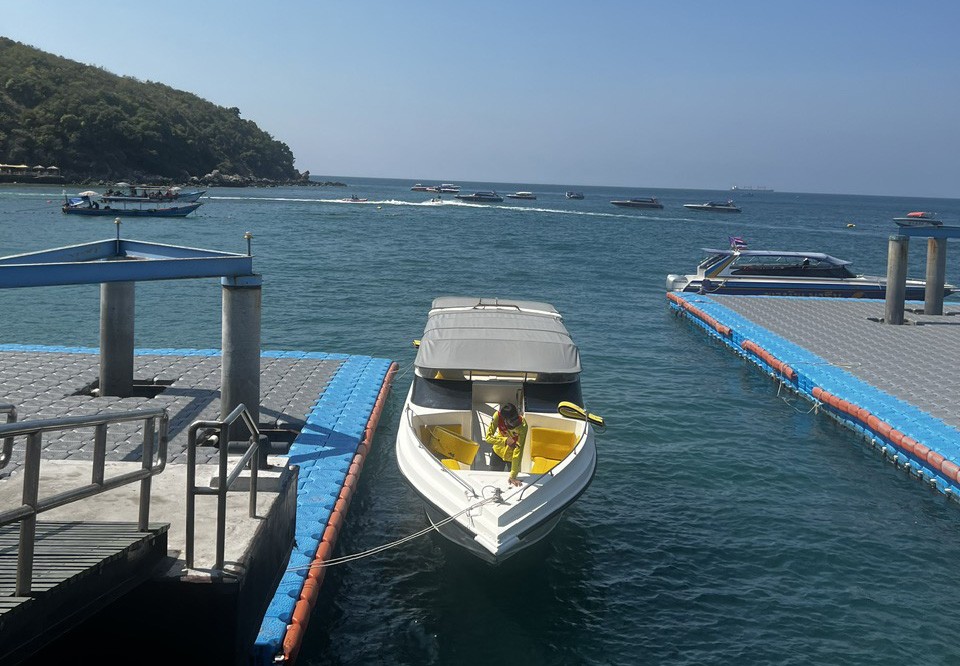 Koh Larn sở hữu tới 6 bãi biển tuyệt đẹp được ưu ái của tự nhiên. Trong đó, có 3 bãi lớn và được nhiều người biết đến hơn cả bao gồm, Tawaen, Thong Lang và Samae. Vì Koh Larn không quá nổi tiếng nên nó vẫn giữ được vẻ hoang sơ, tự nhiên và đặc biệt yên tĩnh.