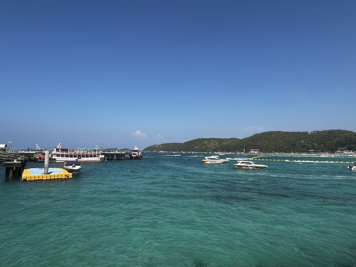 Điểm nổi bật, đó là ý thức giữ gìn vệ sinh môi trường cực kỳ tốt của người dân đảo Koh Larn. Chính điều này đã tạo thành một nét văn hóa nơi đây, khiến những vị khách từ khắp mọi miền trên thế giới phải tôn trọng và làm theo.