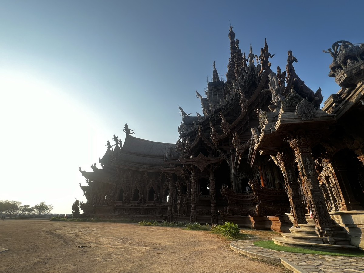 Ngôi đền thực chất là một bảo tàng nghệ thuật đương đại, được xây dựng từ năm 1981 bởi doanh nhân Thái Lan Lek Viriyaphant.