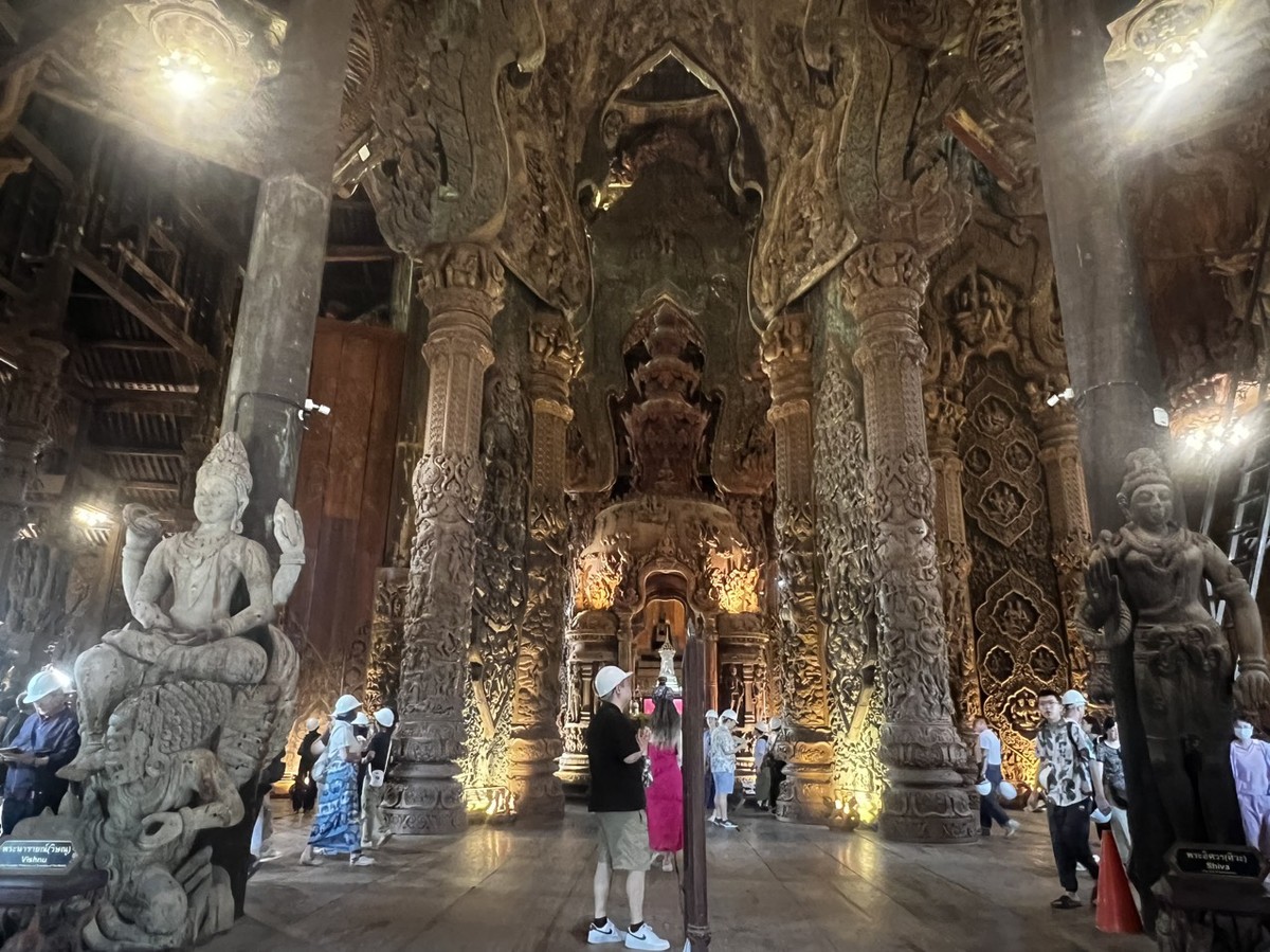 Sau hơn 40 năm, ngôi đền vẫn đang được xây dựng.