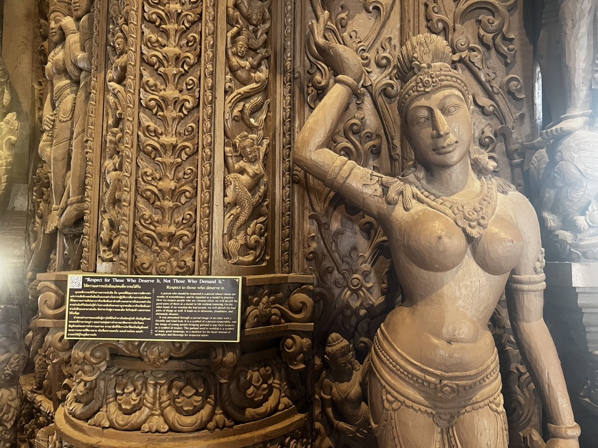 Không chỉ các tượng lớn, ngôi đền còn có các chi tiết và họa tiết nhỏ trên các bức tường và cửa sổ. Các họa tiết này thường mang trong mình ý nghĩa tâm linh và văn hóa, và tạo nên một không gian độc đáo và phong cách.