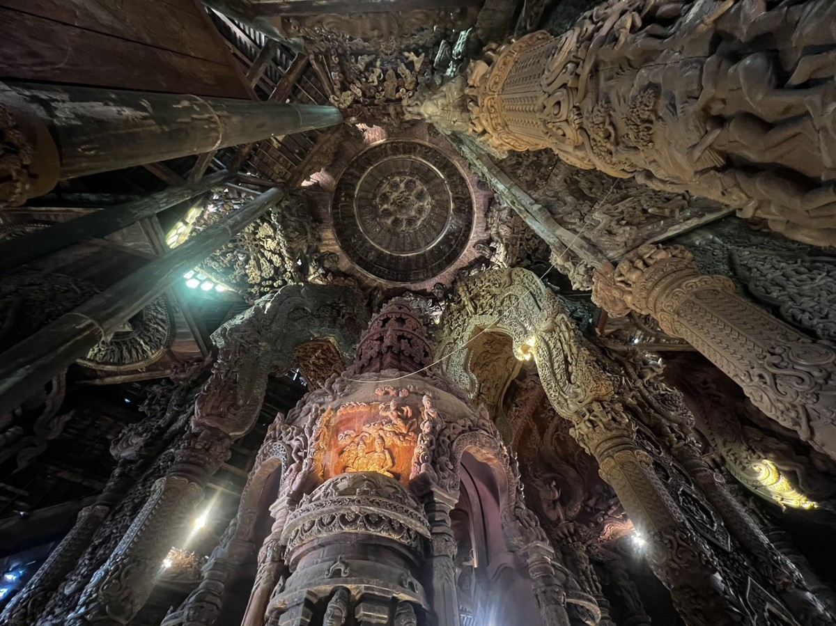 Mỗi phòng và góc của ngôi đền đều mang đậm phong cách kiến trúc truyền thống của Thái Lan, với các tòa nhà, cung điện và ngôi đền nhỏ được tái hiện trong kiến trúc gỗ.