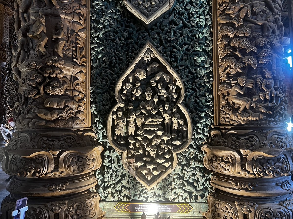 Ánh sáng mờ vàng được ánh lên từ các cửa sổ và lồng đèn, tạo ra một không gian huyền bí và tâm linh.