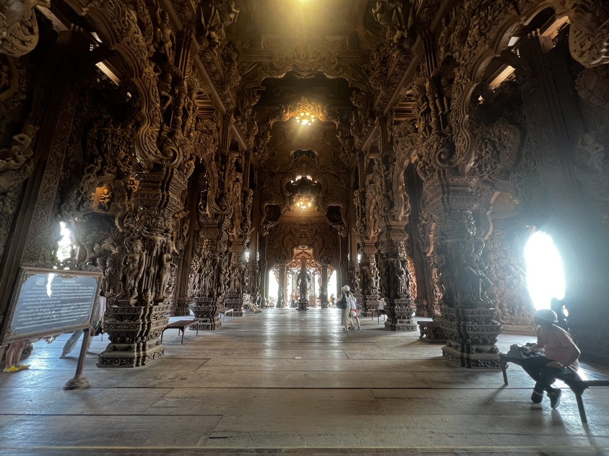 Các tượng bằng gỗ, với sắc màu tươi sáng và chi tiết tinh xảo, thể hiện sự tôn trọng đối với các giá trị tâm linh và văn hóa của Thái Lan.