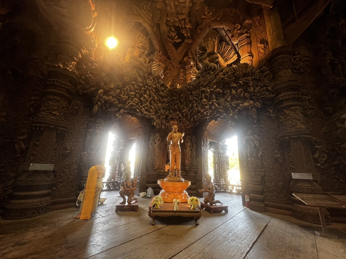 Khi bước vào ngôi đền, du khách sẽ cảm nhận được sự linh thiêng và trang nghiêm.