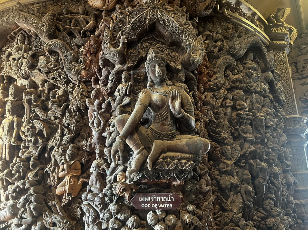 Những chi tiết nhỏ như hoa văn, hình đồng tiền và hình ảnh của các vị thần linh tạo nên một không gian truyền cảm hứng và linh thiêng.