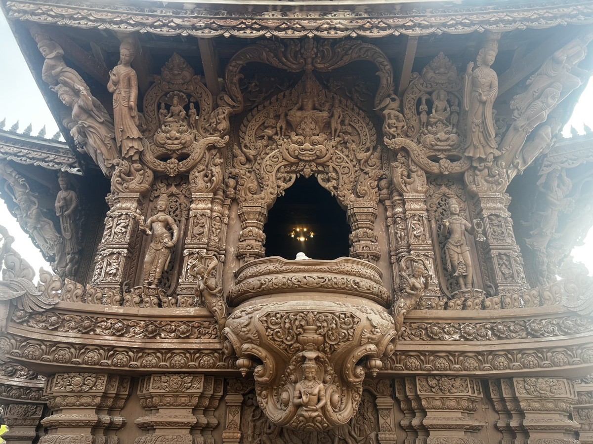 Từ những chi tiết nhỏ nhất cho đến những bức phù điêu lớn của ngôi đền Sanctuary of Truth đều được những người thợ điêu khắc tỉ mỉ chạm khắc bằng tay.