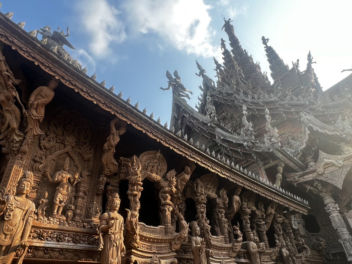 Kiến trúc, các tượng gỗ được lấy cảm hứng từ kiến trúc và nghệ thuật truyền thống của Thái Lan, Nhật Bản, Trung Quốc và Ấn Độ. Điều này tạo ra một không gian đa văn hóa.