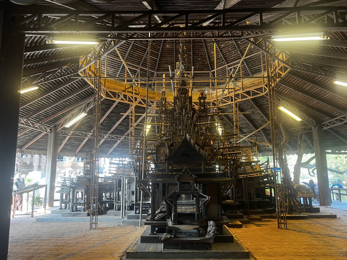 Nơi đây còn được biết đến là một bảo tàng nghệ thuật gỗ sống. Các tượng và các chi tiết trong công trình được tạo ra bằng tay với sự khéo léo và tâm huyết của các nghệ nhân địa phương.