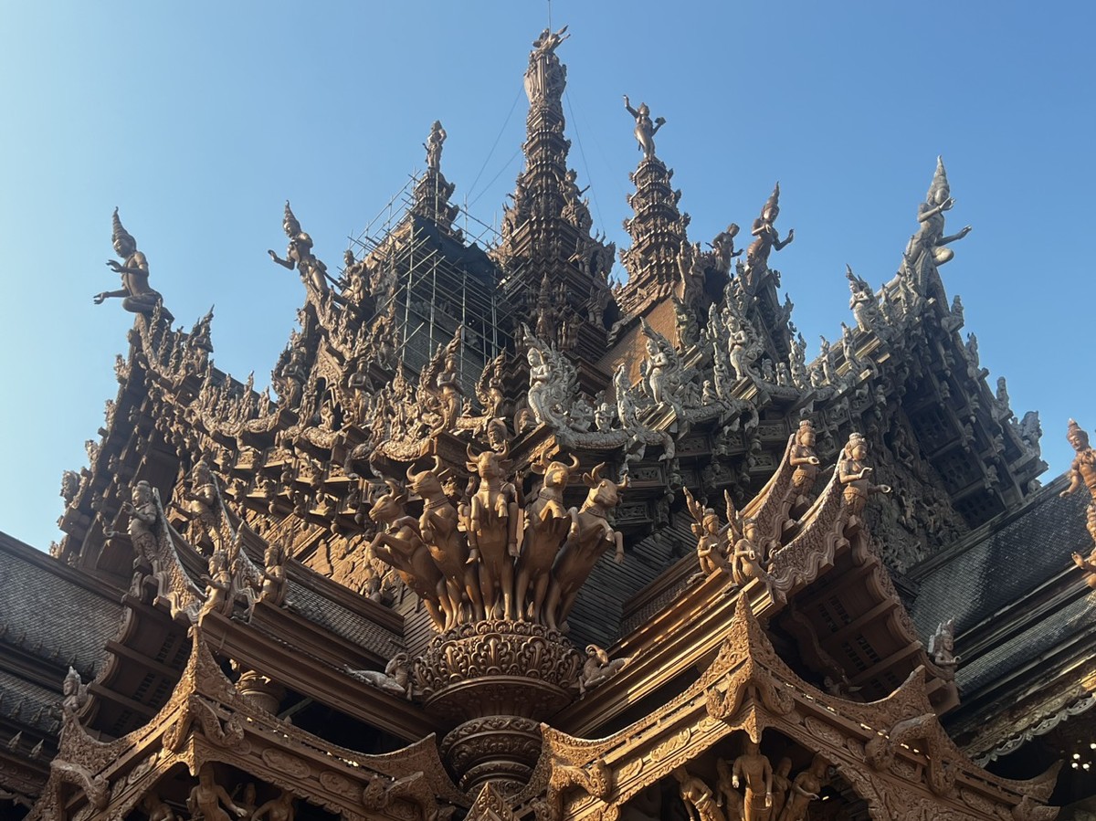 Từ xa, ngôi đền trông giống một lâu đài cổ kính, với các tượng thần và thiên thần được tạo hình tỉ mỉ trên tường và trong nội thất.