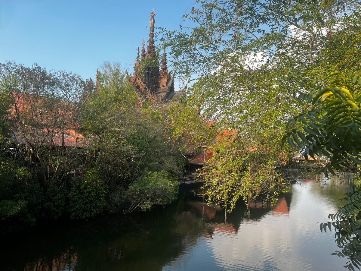 Giữa ba bề biển cả, Thánh địa của sự thật hiện ra như một tòa lâu đài gỗ đầy bí ẩn, cổ điển và tinh tế mà khó có công trình kiến trúc nào có thể sánh kịp.