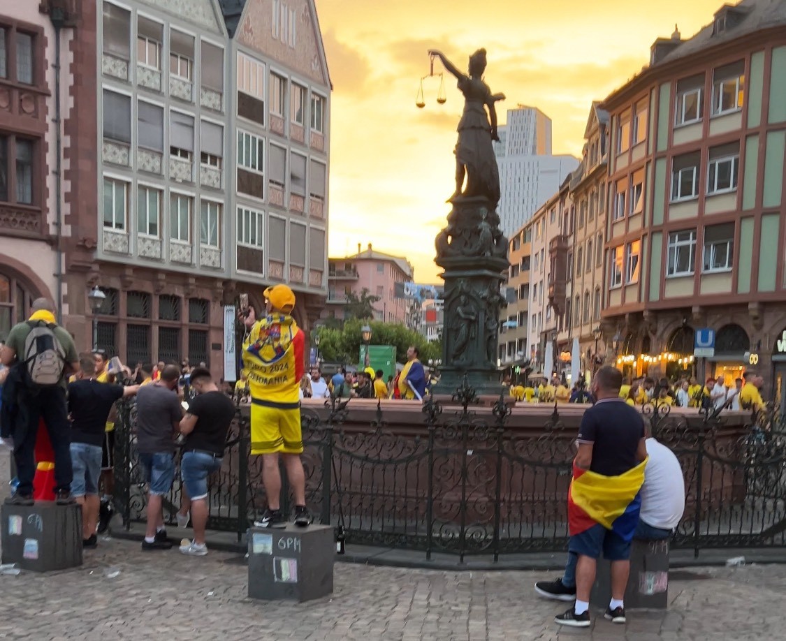 Römerplatz nằm ở trung tâm Frankfurt, ngay cạnh tòa thị chính Römer, một công trình kiến trúc mang tính biểu tượng đã tồn tại hơn 600 năm. Römerplatz nằm ở trung tâm Frankfurt, ngay cạnh tòa thị chính Römer, một công trình kiến trúc mang tính biểu tượng đã tồn tại hơn 600 năm.