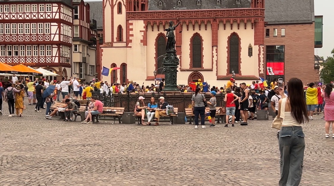 Quảng trường Römer (Römerplatz hoặc Römerberg) là trái tim lịch sử và văn hóa của Frankfurt. Đây là một trong những quảng trường nổi tiếng nhất của thành phố, nằm ở khu vực Altstadt (phố cổ). Quảng trường Römer (Römerplatz hoặc Römerberg) là trái tim lịch sử và văn hóa của Frankfurt. Đây là một trong những quảng trường nổi tiếng nhất của thành phố, nằm ở khu vực Altstadt (phố cổ).