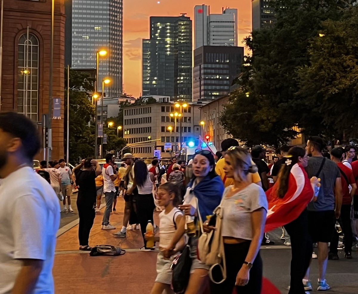 Sau thời gian đá bóng là lúc quảng trường trở thành địa điểm giao thoa của các nền văn hóa khác nhau. Sau thời gian đá bóng là lúc quảng trường trở thành địa điểm giao thoa của các nền văn hóa khác nhau.