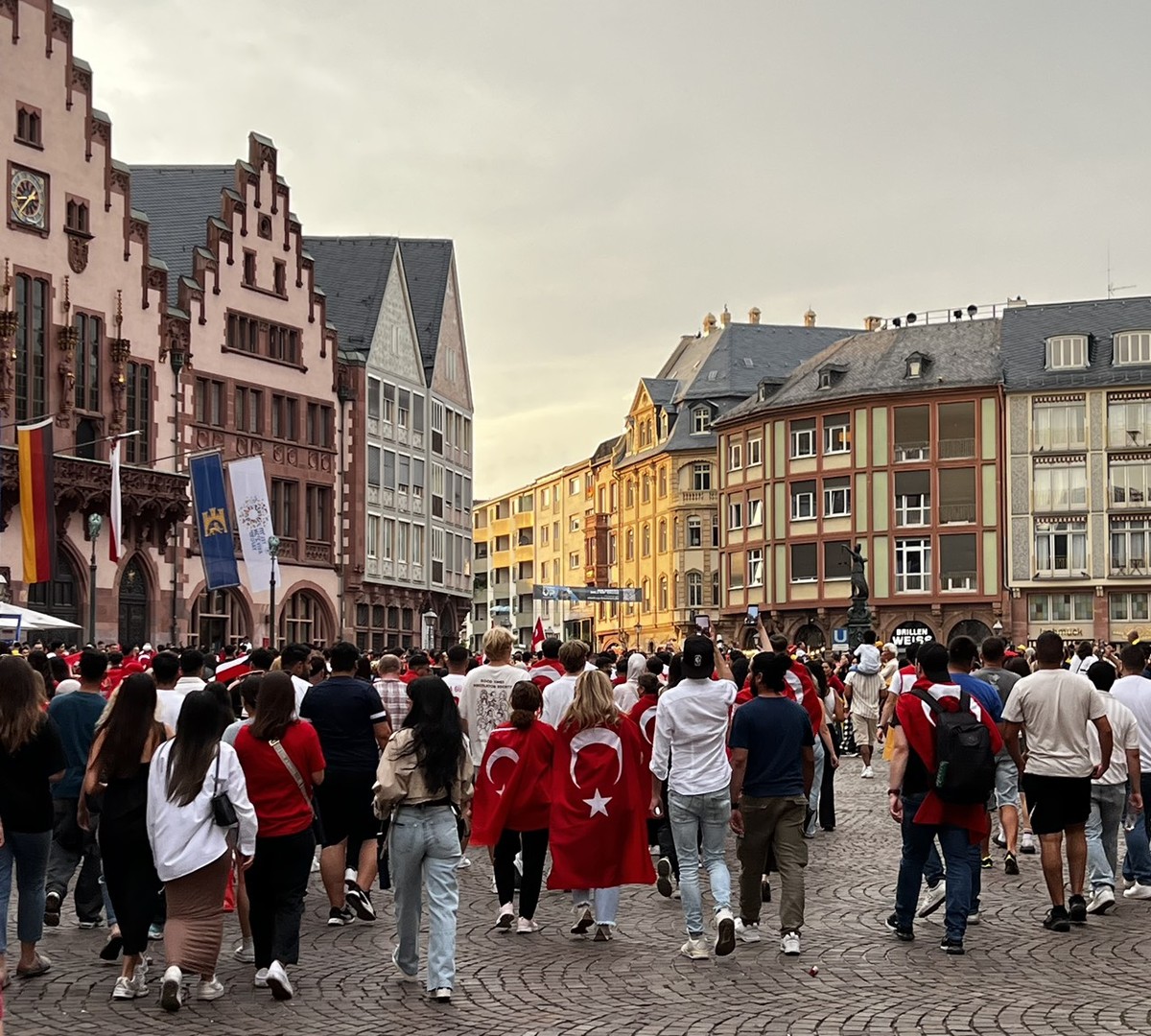 Quảng trường Römer không chỉ là trung tâm của các hoạt động du lịch mà còn là nơi diễn ra nhiều sự kiện và lễ hội quan trọng. Do đó đây cũng là địa điểm rất nhiều cổ động viên của các đội bóng kéo đến. Quảng trường Römer không chỉ là trung tâm của các hoạt động du lịch mà còn là nơi diễn ra nhiều sự kiện và lễ hội quan trọng. Do đó đây cũng là địa điểm rất nhiều cổ động viên của các đội bóng kéo đến.