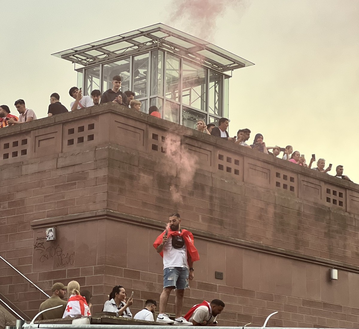 Fanzone tại Frankfurt được tổ chức tại Mainkai, một khu vực dọc theo sông Main. Đây là một vị trí lý tưởng nằm gần trung tâm thành phố, dễ dàng tiếp cận và có không gian rộng lớn Fanzone tại Frankfurt được tổ chức tại Mainkai, một khu vực dọc theo sông Main. Đây là một vị trí lý tưởng nằm gần trung tâm thành phố, dễ dàng tiếp cận và có không gian rộng lớn