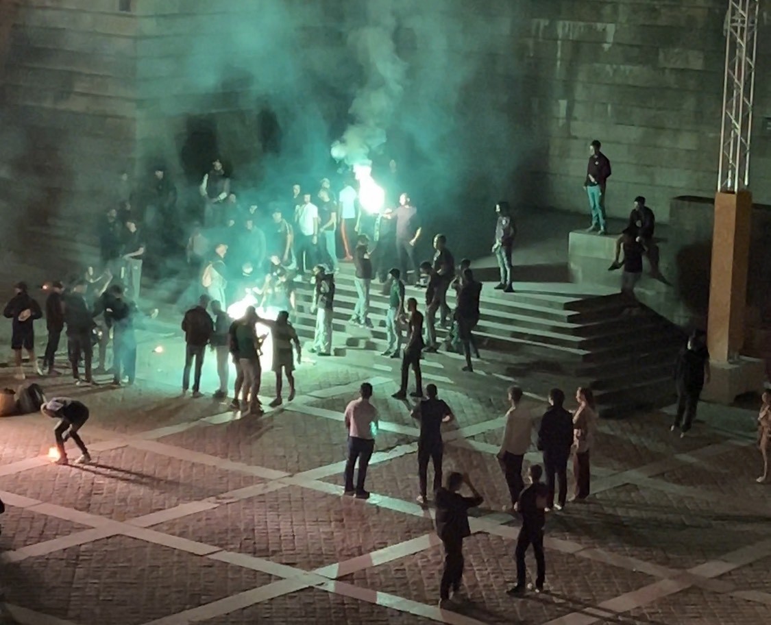 Dòng sông Seine biến thành một sân khấu ngoài trời với các buổi biểu diễn nghệ thuật đường phố. Dòng sông Seine biến thành một sân khấu ngoài trời với các buổi biểu diễn nghệ thuật đường phố.