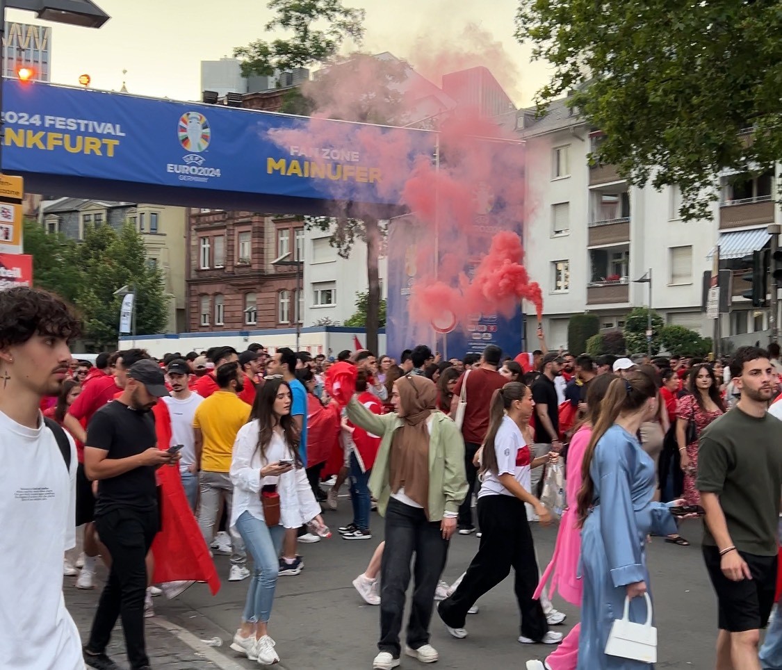 Fanzone này sẽ là nơi tụ tập, ăn mừng và cùng nhau theo dõi các trận đấu trên màn hình lớn, tạo ra một bầu không khí sôi động và đoàn kết. Fanzone này sẽ là nơi tụ tập, ăn mừng và cùng nhau theo dõi các trận đấu trên màn hình lớn, tạo ra một bầu không khí sôi động và đoàn kết.
