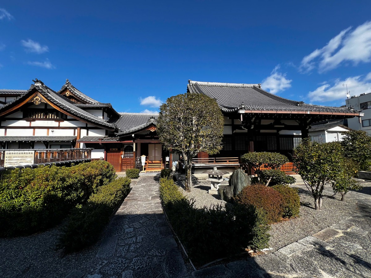 Lễ chùa đầu năm, hay còn gọi là Hatsumōde, là một phong tục truyền thống quan trọng tại Nhật Bản. Đây là dịp để mọi người thể hiện lòng biết ơn đối với năm cũ và cầu nguyện cho một năm mới tốt lành. Lễ chùa đầu năm, hay còn gọi là Hatsumōde, là một phong tục truyền thống quan trọng tại Nhật Bản. Đây là dịp để mọi người thể hiện lòng biết ơn đối với năm cũ và cầu nguyện cho một năm mới tốt lành.