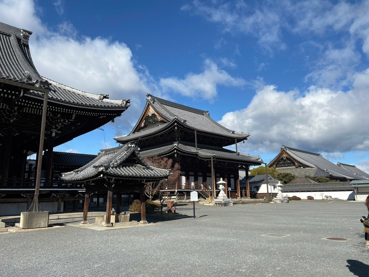 Chùa Nishi Hongan-ji một ngôi chùa lớn của trung tâm thành phố Kyoto. Là trụ sở chính của giáo phái Jodo-shin một dòng tu Tịnh độ chân tông của Nhật Bản. Đây là một trong những tông phái Đạo Phật lớn nhất ở Nhật Bản. Chùa Nishi Hongan-ji một ngôi chùa lớn của trung tâm thành phố Kyoto. Là trụ sở chính của giáo phái Jodo-shin một dòng tu Tịnh độ chân tông của Nhật Bản. Đây là một trong những tông phái Đạo Phật lớn nhất ở Nhật Bản.