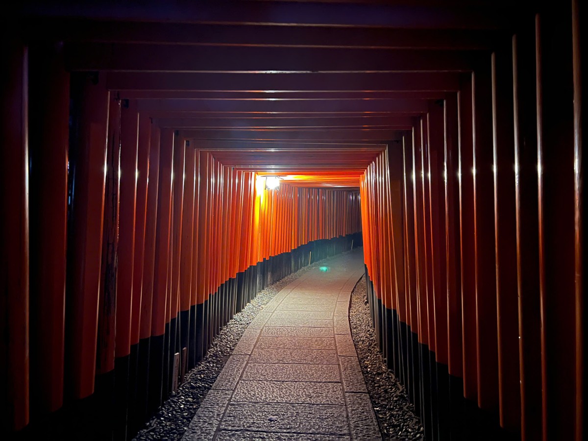 Người ta tin rằng việc đi qua các cổng Torii này sẽ mang lại may mắn và bình an. Người ta tin rằng việc đi qua các cổng Torii này sẽ mang lại may mắn và bình an.