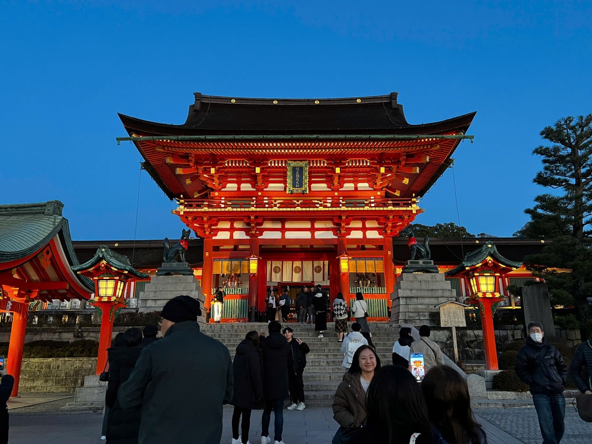 Đền Fushimi Inari Taisha xây dựng vào thế kỷ 8, là một trong những di tích tôn giáo lâu đời nhất tại Nhật Bản được dành để tôn vinh thần Inari – vị thần bảo vệ của nông nghiệp, nông dân, thương nhân và thành phố Kyoto. Đền Fushimi Inari Taisha xây dựng vào thế kỷ 8, là một trong những di tích tôn giáo lâu đời nhất tại Nhật Bản được dành để tôn vinh thần Inari – vị thần bảo vệ của nông nghiệp, nông dân, thương nhân và thành phố Kyoto.