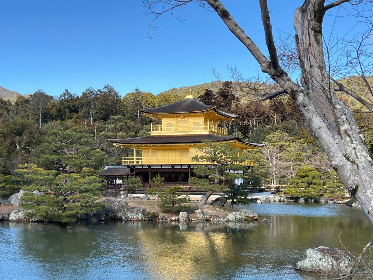 Đền Kinkakuji – Đền Vàng còn có một tên gọi khác là đền ROKUONJI nằm ở miền bắc Kyoto. Ngôi đền này nổi tiếng tới mức được đưa vào sách giáo khoa giảng dạy tại các trường học trên khắp nước Nhật và được UNESCO công nhận là Di sản Văn hóa Thế giới. Đền Kinkakuji – Đền Vàng còn có một tên gọi khác là đền ROKUONJI nằm ở miền bắc Kyoto. Ngôi đền này nổi tiếng tới mức được đưa vào sách giáo khoa giảng dạy tại các trường học trên khắp nước Nhật và được UNESCO công nhận là Di sản Văn hóa Thế giới.