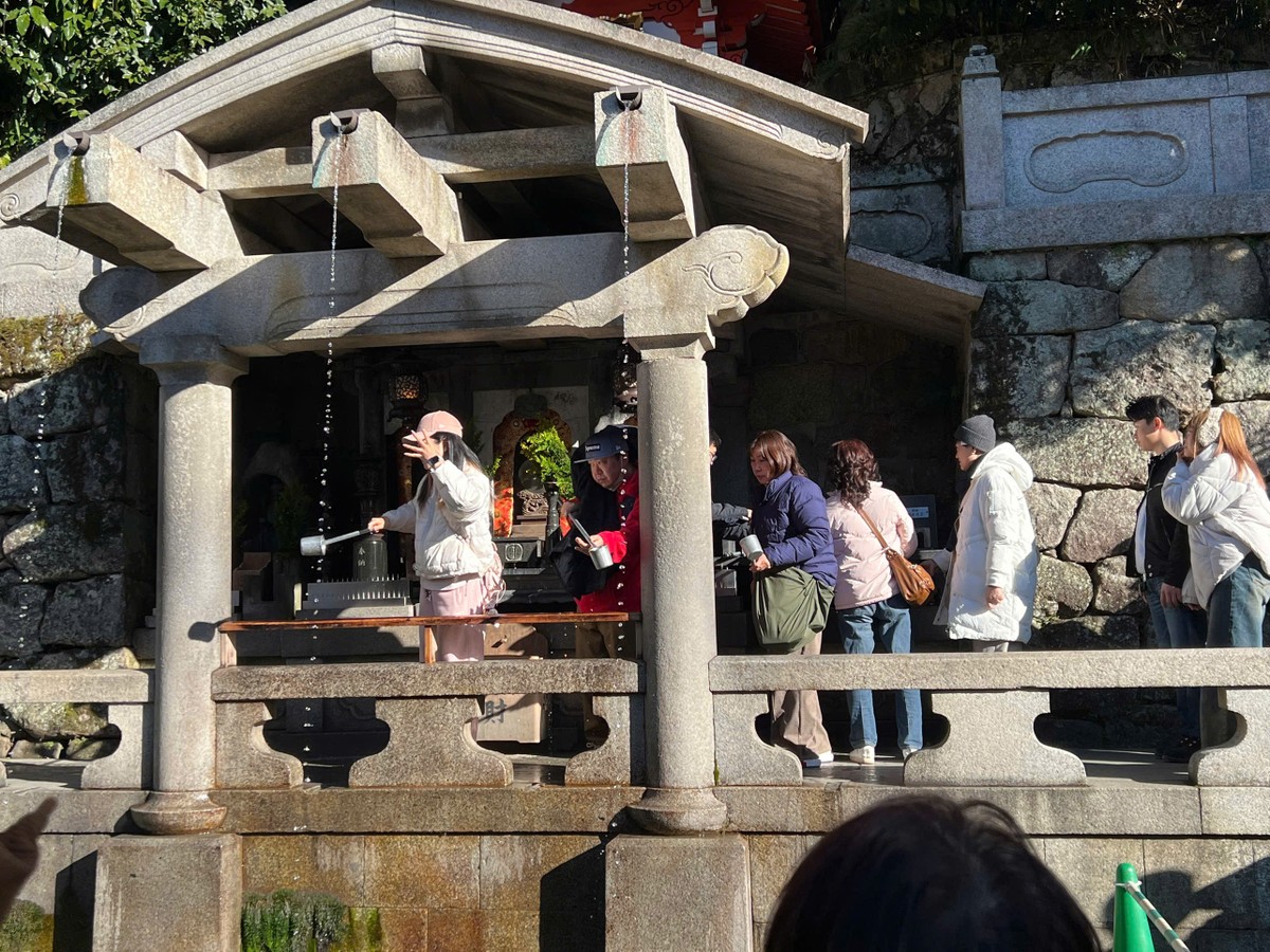 Trong khung viên chùa, du khách có thể cầu nguyện một trong 3 nguồn nước thiêng chảy từ thác nước Otowa. Nguồn nước chảy trong khung viên chùa được tương truyền với cái tên "ogon-sui" (nguồn nước vàng), hoặc "enmei-sui" (nguồn nước sinh mệnh). Trong khung viên chùa, du khách có thể cầu nguyện một trong 3 nguồn nước thiêng chảy từ thác nước Otowa. Nguồn nước chảy trong khung viên chùa được tương truyền với cái tên "ogon-sui" (nguồn nước vàng), hoặc "enmei-sui" (nguồn nước sinh mệnh).