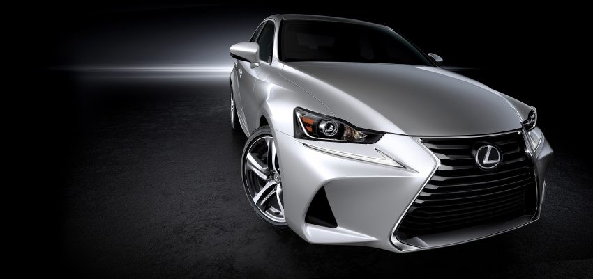 Lexus IS 2017 trình làng với thiết kế cải tiến ảnh 3 Trong đó, lưới tản nhiệt được thay đổi tỷ lệ trên và dưới. Riêng bản F Sport thể thao hơn của Lexus IS 2017 sẽ được trang bị mắt lưới tản nhiệt hình chữ F dạng 3D và được mạ kim loại màu đen. Chưa hết, lưới tản nhiệt của Lexus IS F Sport 2017 còn tích hợp ống hút gió và chia gió cho các bộ phận trong hệ thống phanh, từ đó cải thiện tính khí động học.