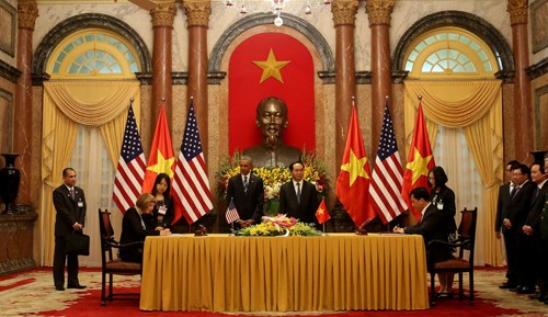 Chủ tịch nước Trần Đại Quang và Tổng thống Barack Obama chứng kiến lễ ký kết các văn kiện hợp tác giữa Việt Nam và Hoa Kỳ - Ảnh: VGP/Hải Minh