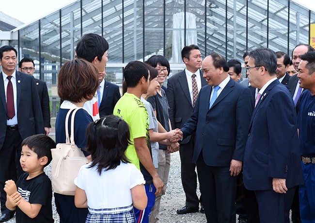 Nhân viên trang trại chào đón Thủ tướng và các vị khách Việt Nam.