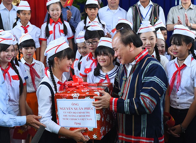 Thủ tướng tặng quà cho các cháu thiếu nhi xã N’Thol Hạ. Ảnh: VGP/Quang Hiếu Thủ tướng tặng quà cho các cháu thiếu nhi xã N’Thol Hạ. Ảnh: VGP/Quang Hiếu