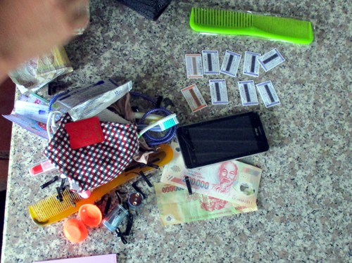 Các chân rết đi tiêu thụ thường dùng thủ đoạn mua các mặt hàng nhỏ để được thối lại tiền thật. Ảnh: C.A nguoi-dan-ba-vua-duoc-dac-xa-cam-dau-duong-day-buon-tien-gia-1