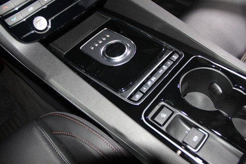 Jaguar F-Pace - SUV thể thao hạng sang cho khách Việt ảnh 12 jaguar-f-pace-suv-the-thao-hang-sang-cho-khach-viet-page-3-4