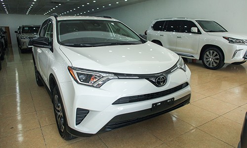 Toyota RAV4 2017 đầu tiên tại Việt Nam ảnh 2 chi-tiet-toyota-rav4-le-2017-tai-ha-noi-1