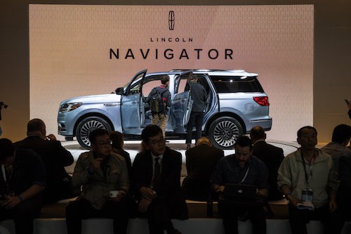 Người Mỹ 'khát' xe SUV ảnh 1 Ford giới thiệu chiếc Lincoln Navigator, chiếc xe hướng tới sự sang trọng, mạnh mẽ hơn người tiền nhiệm.
