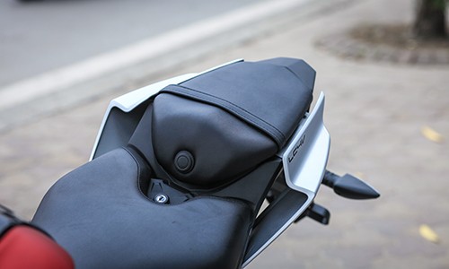 Yamaha R15 thế hệ mới đầu tiên về Hà Nội giá 112 triệu đồng ảnh 9 chi-tiet-yamaha-r15-the-he-moi-tai-ha-noi-8
