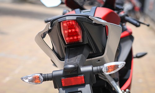 Yamaha R15 thế hệ mới đầu tiên về Hà Nội giá 112 triệu đồng ảnh 10 chi-tiet-yamaha-r15-the-he-moi-tai-ha-noi-9