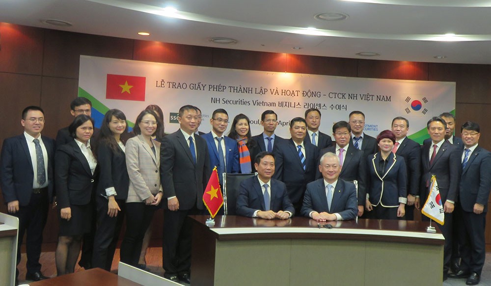 Trao giấy phép hoạt động cho Công ty Chứng khoán NH Việt Nam ảnh 1 Trao giấy phép hoạt động cho Công ty Chứng khoán NH Việt Nam ảnh 1