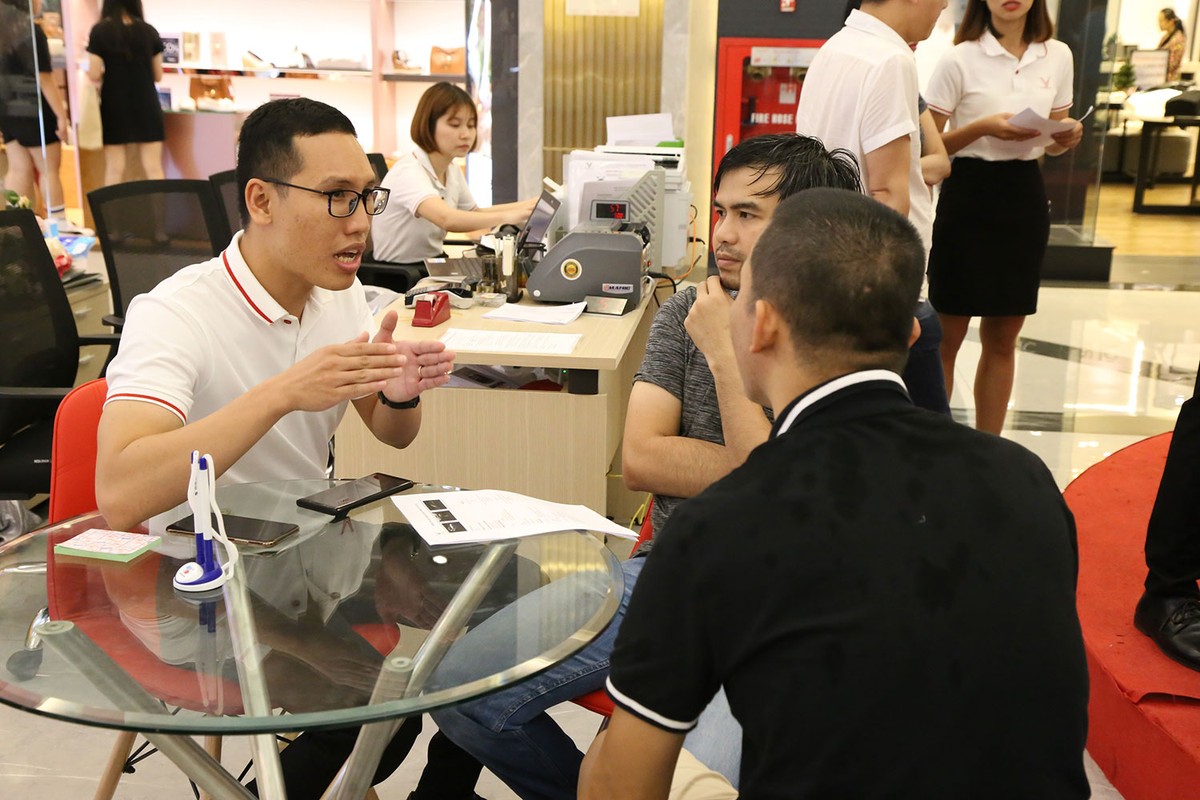 Dân Sài Gòn đội mưa bão đi mua xe Vinfast ảnh 7