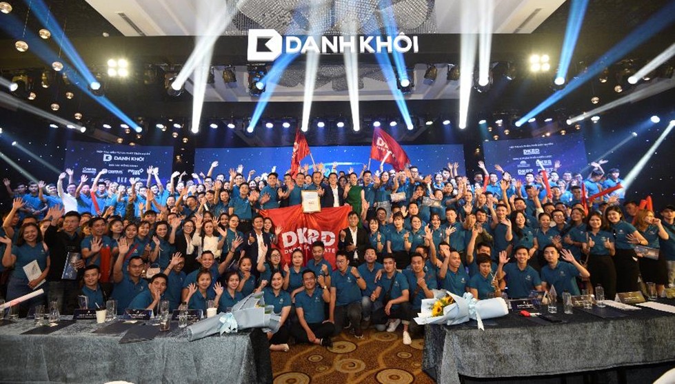 Tinh thần rực lửa của các “chiến binh” The Aston Luxury Residence đốt cháy sân khấu, hứa hẹn sự thành công sắp tới của dự án.