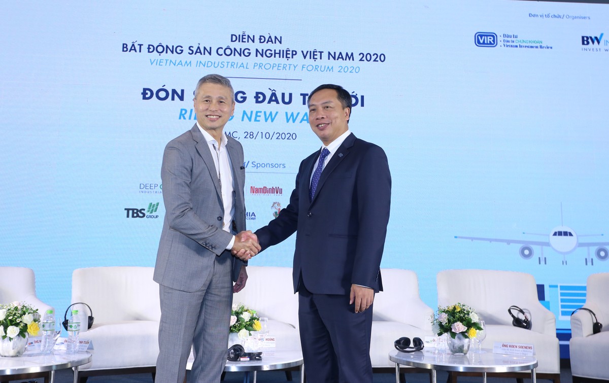 Ông C.K Tong, Tổng giám đốc Công ty BW Industrial và ông Lê Trọng Minh, Tổng Biên tập Báo Đầu tư đồng tổ chức Diễn đàn - Ảnh: Lê Toàn